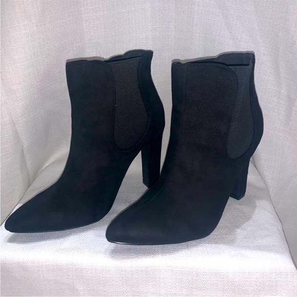 Lulus Shoes - NWT Lulu’s black suede booties. Size 8